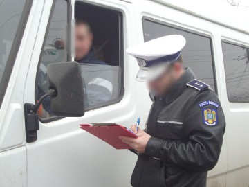 Un microbuz a intrat în coliziune cu un autoturism: ambii şoferi susţin că sunt nevinovaţi
